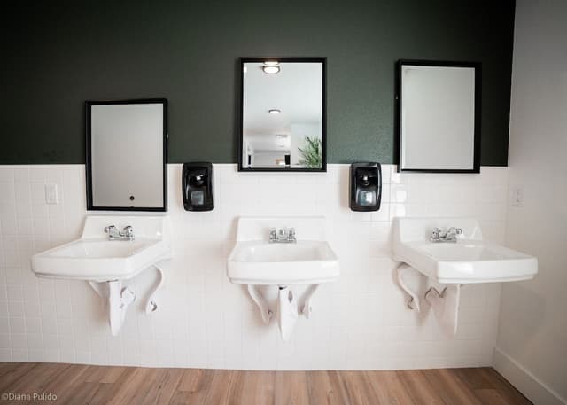 ADA Single Queen with Shared Bath - Downtown