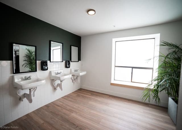 ADA Single Queen with Shared Bath - Downtown