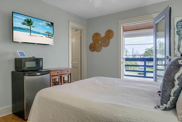 Standard Room, 1 Queen Bed, Non Smoking, Balcony