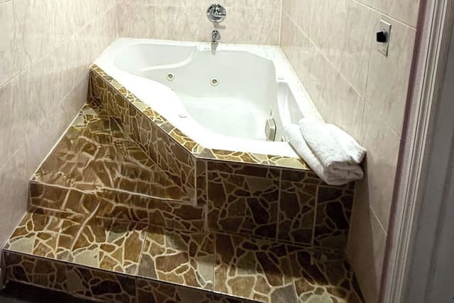 Room, 1 King Bed, Non Smoking, Jetted Tub