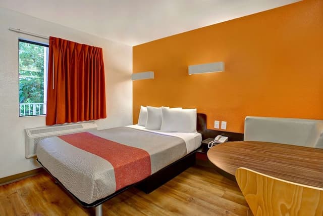Standard Room, 1 Queen Bed, Accessible, Non Smoking