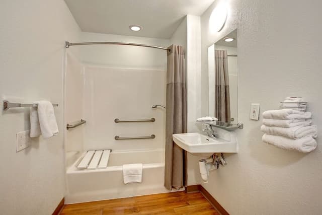 Standard Room, 1 Queen Bed, Accessible, Non Smoking