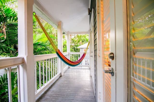 Deluxe Townhome, 1 King Bed w/Sofa bed - Parrot's Perch 103