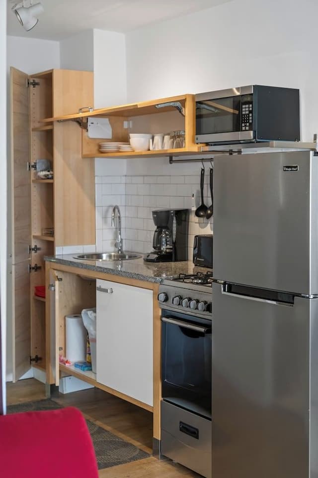 Chic Premium Studio Apartment (47 25th St NW, Atlanta GA 30309)*
