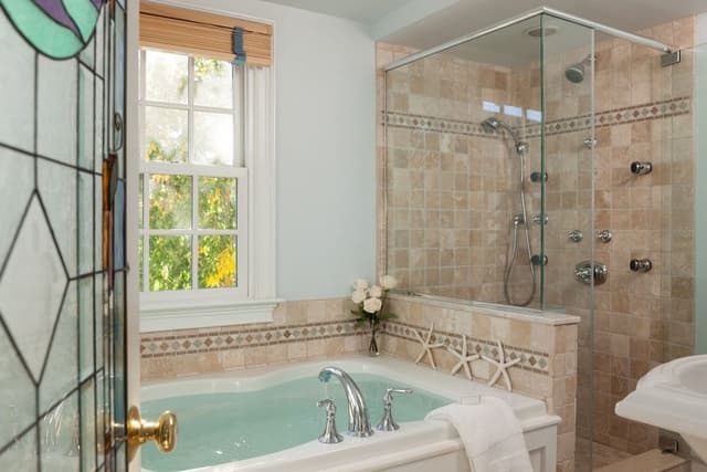 Room, 1 King Bed, Private Bathroom