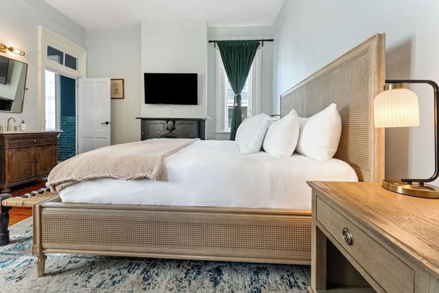 Room, 1 King Bed (Elevated)