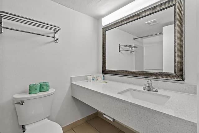 Suite, 2 Bedrooms, King and 2 Queens