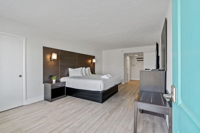 Suite, 2 Bedrooms, King and 2 Queens