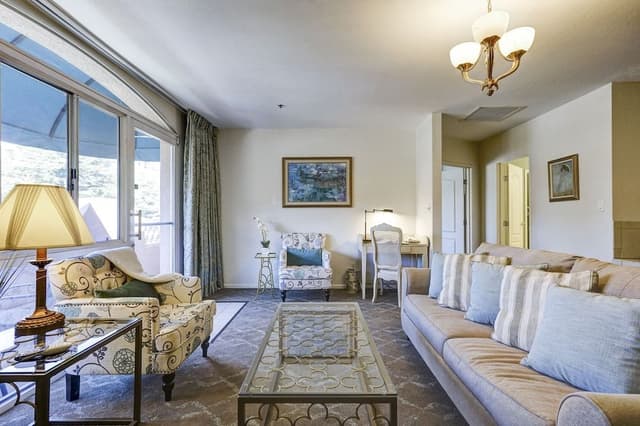 Luxury King Suite (non-pet friendly)