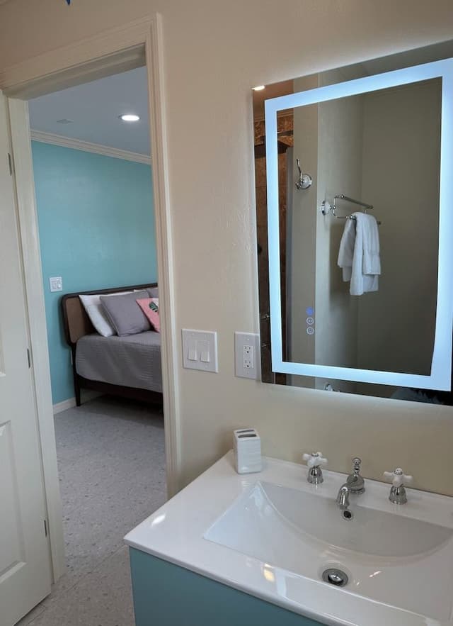 Large Double Room 2 Queen
