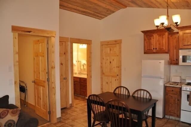 Premier Cabin, 2 Bathrooms (3 Queen Beds, Full Kitchen)