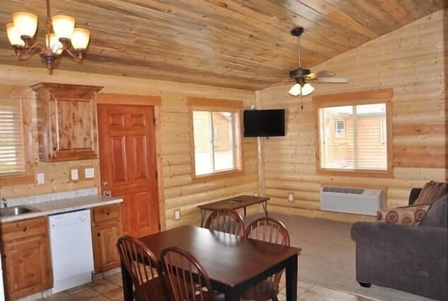 Premier Cabin, 2 Bathrooms (3 Queen Beds, Full Kitchen)
