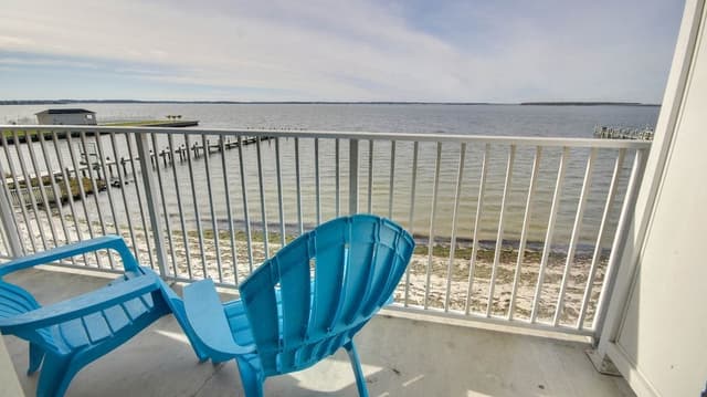 South Building - Deluxe Efficiency, Bay View, 2 Queen Beds & Sofa