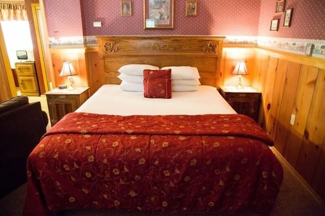 Standard Room, 1 King Bed, Jetted Tub