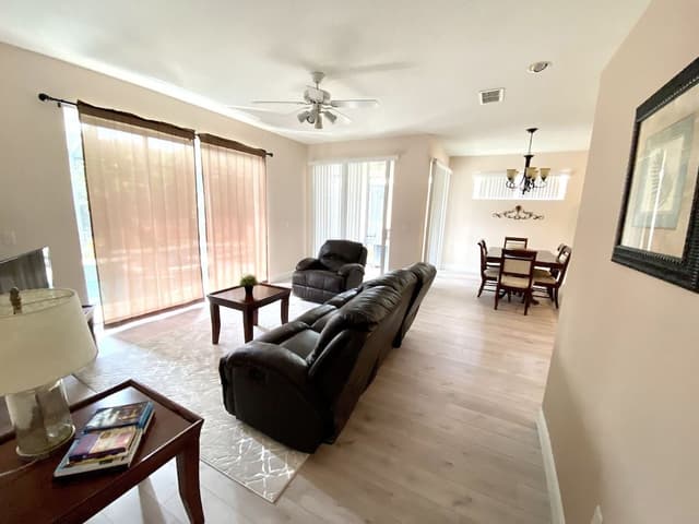 Sunset Lakes - 4 bedroom House with private pool (3 full bathrooms)