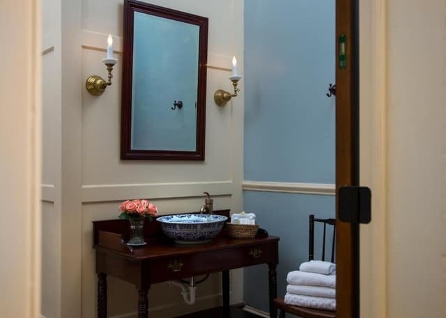Classic Suite, 1 Queen Bed, Private Bathroom