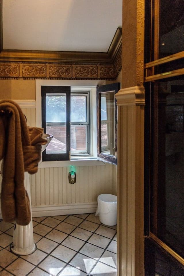Standard Room, 1 Queen Bed, Private Bathroom, Mountain View