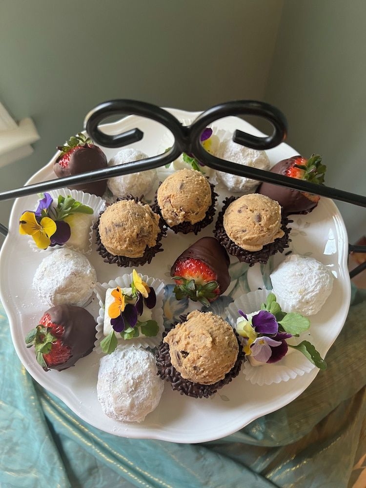 Colonial Gardens Bed & Breakfast3