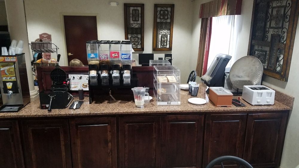 Hometown Hotel Bryant2