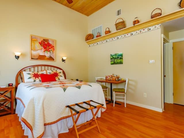 Deluxe Suite, Private Bathroom (Garden - Pets Allowed)