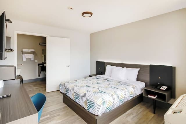 Queen Bed Accessible Non-Smoking