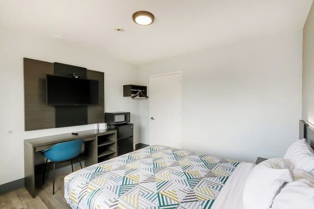 Queen Bed Accessible Non-Smoking