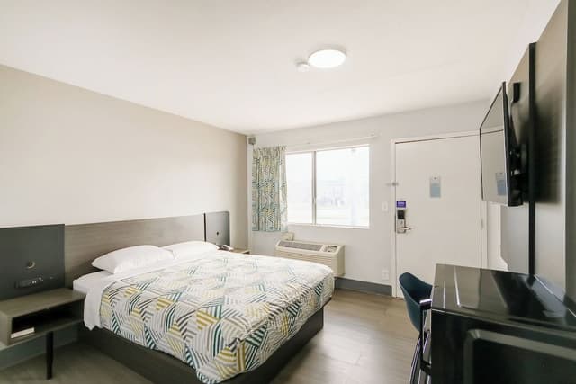 Queen Bed Accessible Smoking