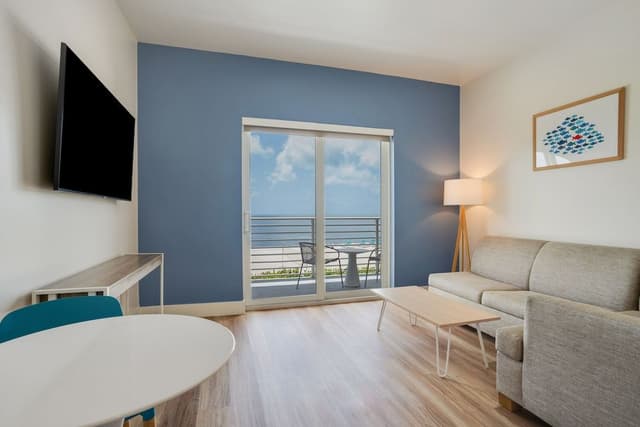 Oceanfront King Suite (Accessible)