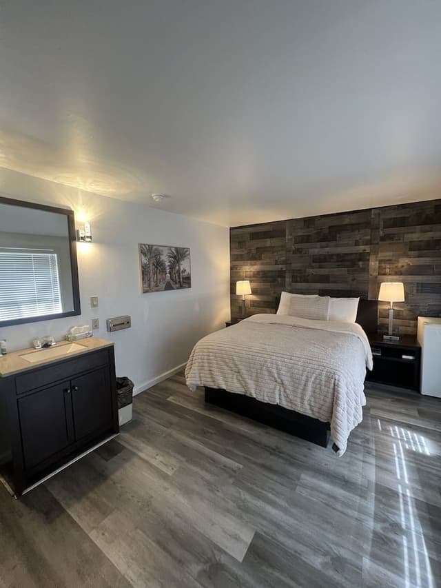 Standard Room, 1 Queen Bed