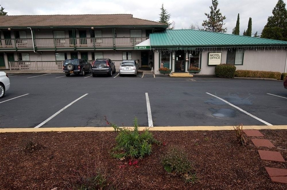 Cedarwood Inn of Ashland3