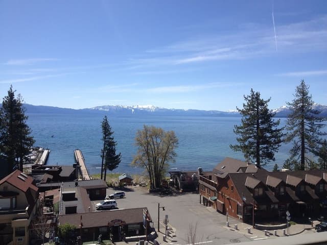 Superior Room, 1 Queen Bed, Partial Lake View