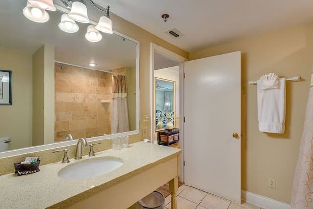 Room, 1 King Bed (River Suite 103)