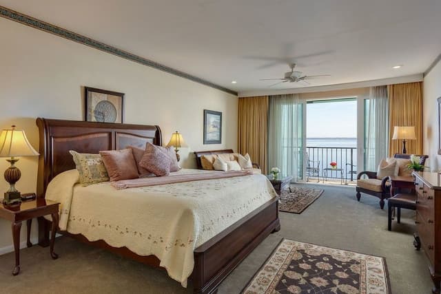 Room, 1 King Bed (River Suite 302)