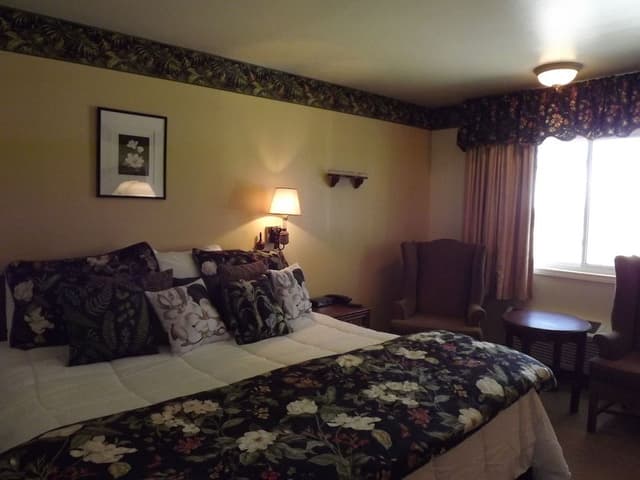 1 King Bed, Hill View, Ground Floor