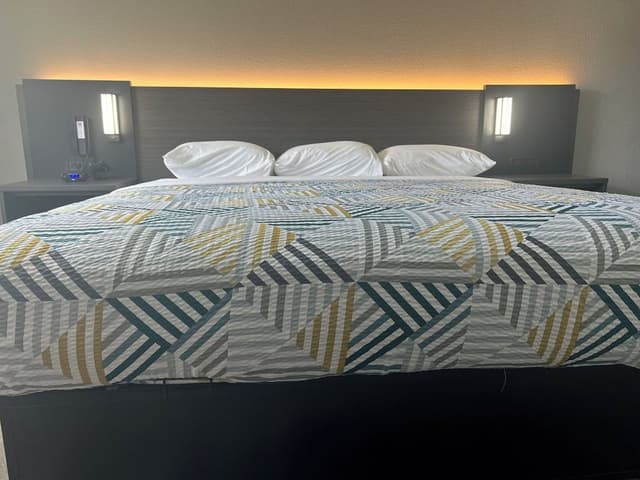 Standard Room, 1 King Bed, Accessible, Non Smoking