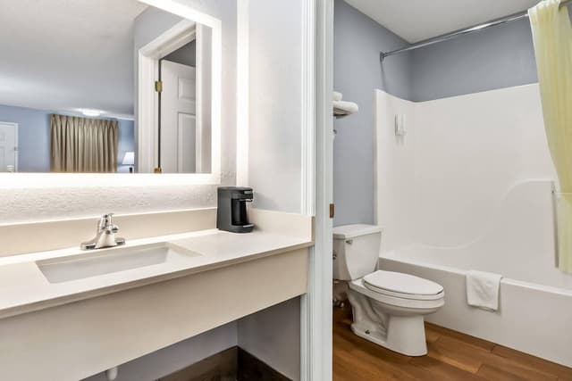 Standard Room, 1 Queen Bed