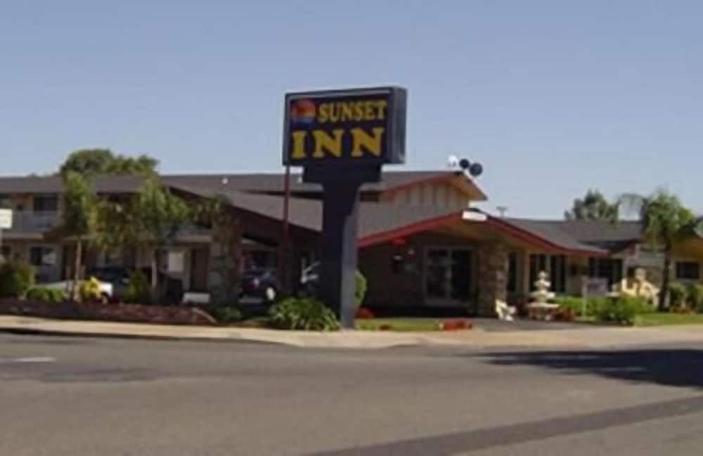 SUNSET INN0