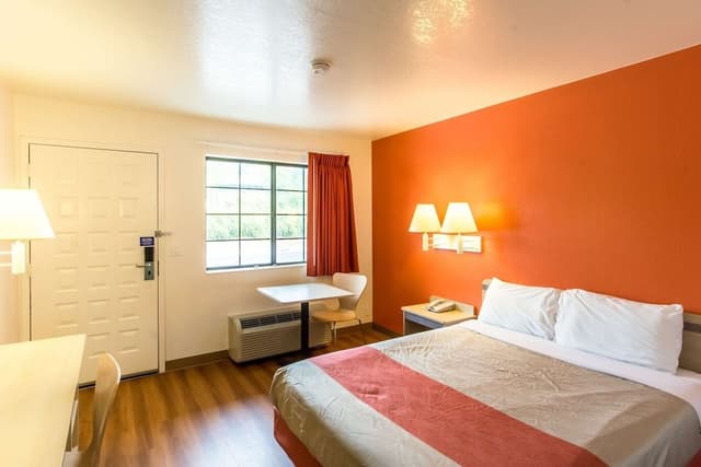 Deluxe Room, 1 Queen Bed, Non Smoking, Kitchenette