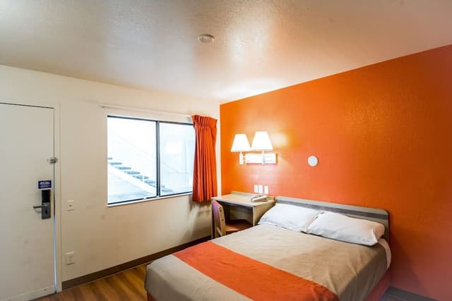 Deluxe Room, 1 Queen Bed, Non Smoking, Kitchenette