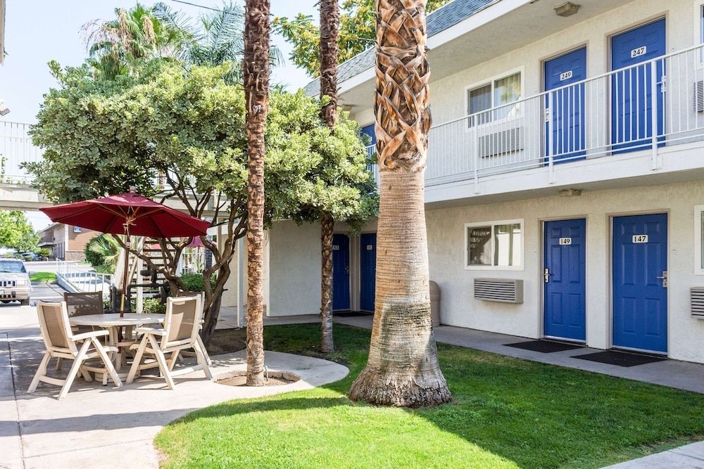 Motel 6 Bakersfield East2