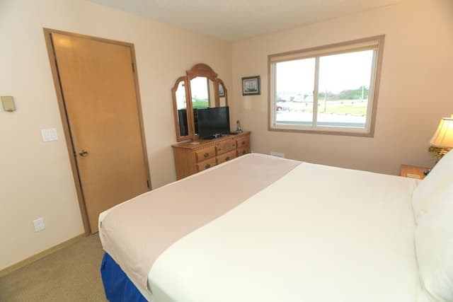 Signature Room, 1 King Bed with Sofa bed, Kitchen, Pool View (1 Bedroom Unit- Room 105-No Pets)