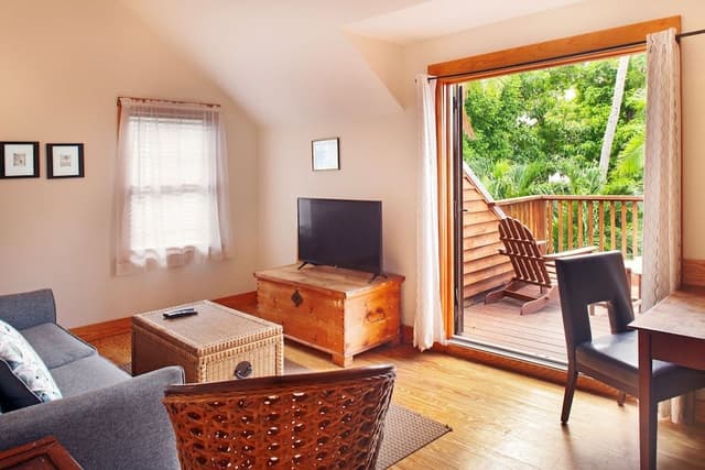 Cigar House Queen Suite w/ Poolside Balcony