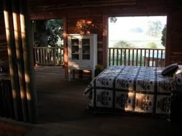 Room (Overlook Suite - Private Bathroom)