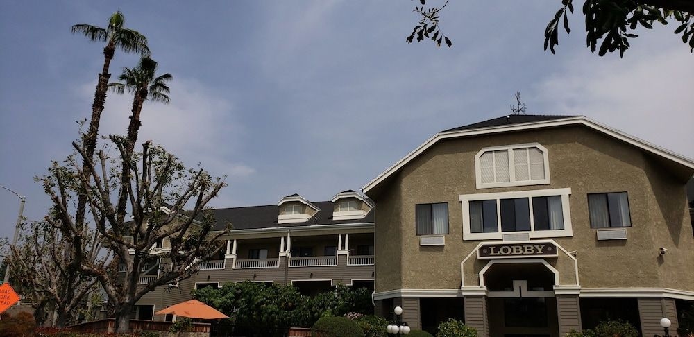 Oak Tree Inn3