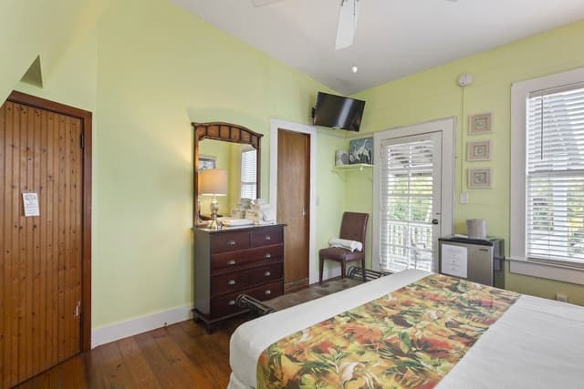 Classic Room, 1 King Bed, Balcony, Pool View