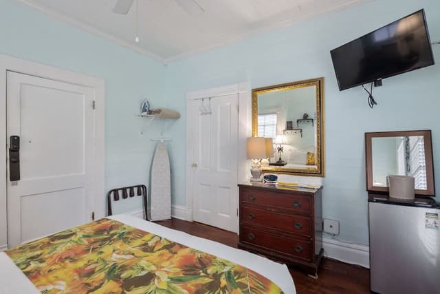 Classic Room, 1 Queen Bed, Balcony, Pool View