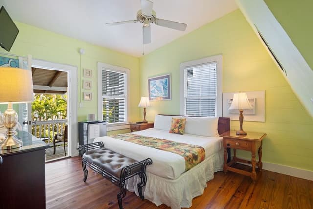 Classic Room, 1 King Bed, Balcony, Pool View