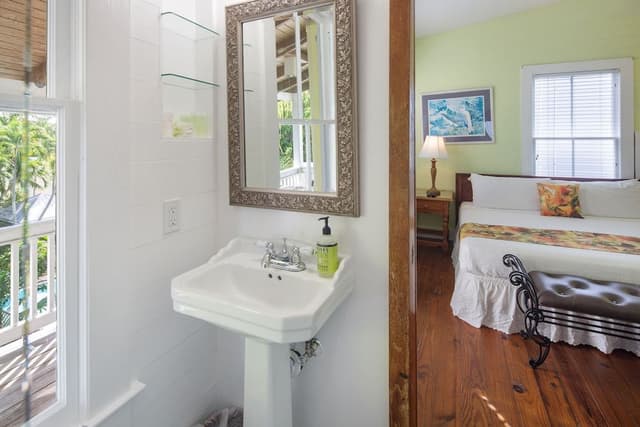 Classic Room, 1 King Bed, Balcony, Pool View