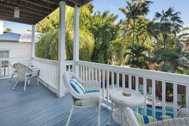 Classic Room, 1 Queen Bed, Balcony, Pool View