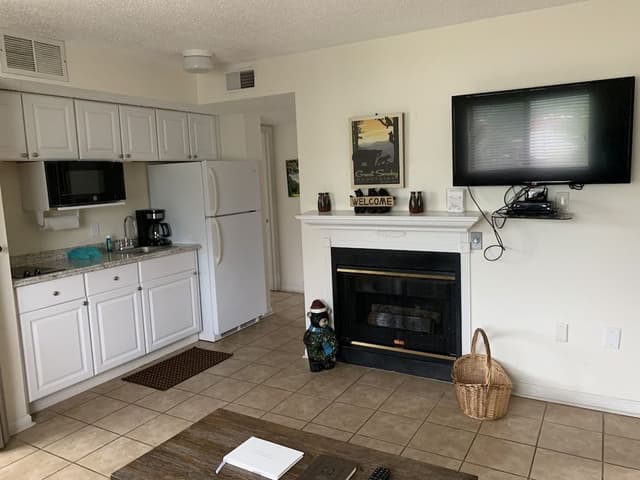 Condo, 2 Bedrooms (404)